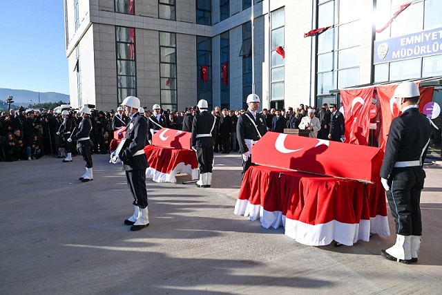  YALOVA ŞEHİTLERİNİ DUALARLA UĞURLADI ÜÇ KAHRAMANA SON VEDA